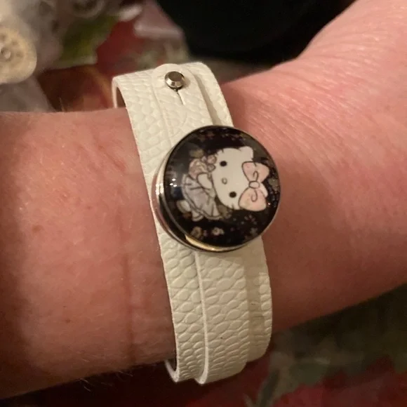 Hello Kitty Snap Bracelet - Picture 2 of 4